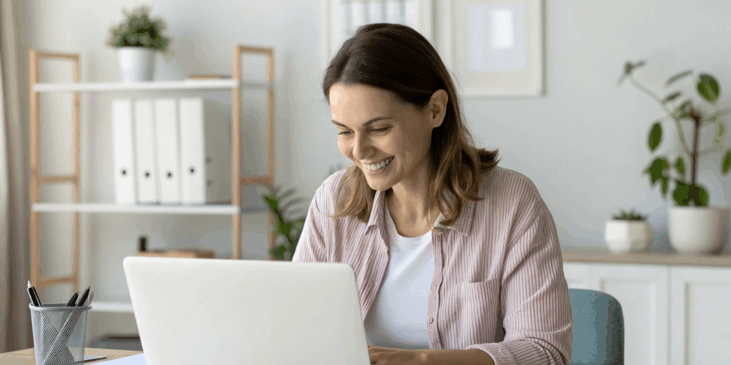 Žena pracuje na počítači a užívá AI